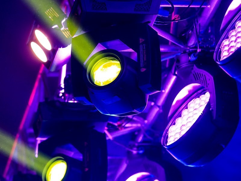 Nahaufname von einer Lichttraverse mit MovingHeads und Scheinwerfern